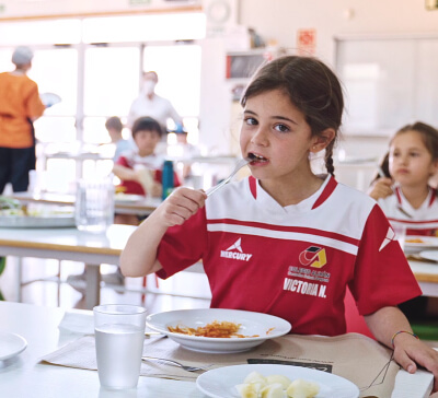 Girl in the dining room at Colegio Alemán in Zaragoza