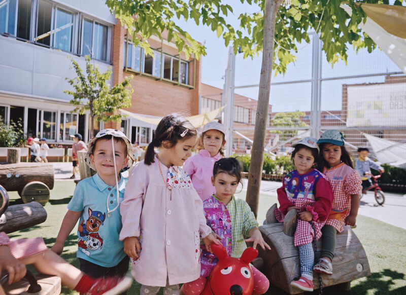 Niños en el patio del Colegio Alemán de Zaragoza