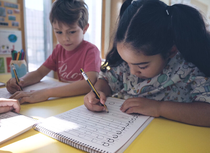 Niños en clase de colegio bilingüe