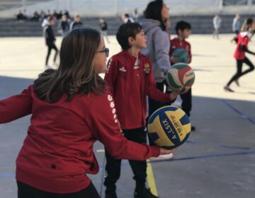 Los alumnos de 6º de Primaria entrenan junto a la Federación Aragonesa de Voleibol