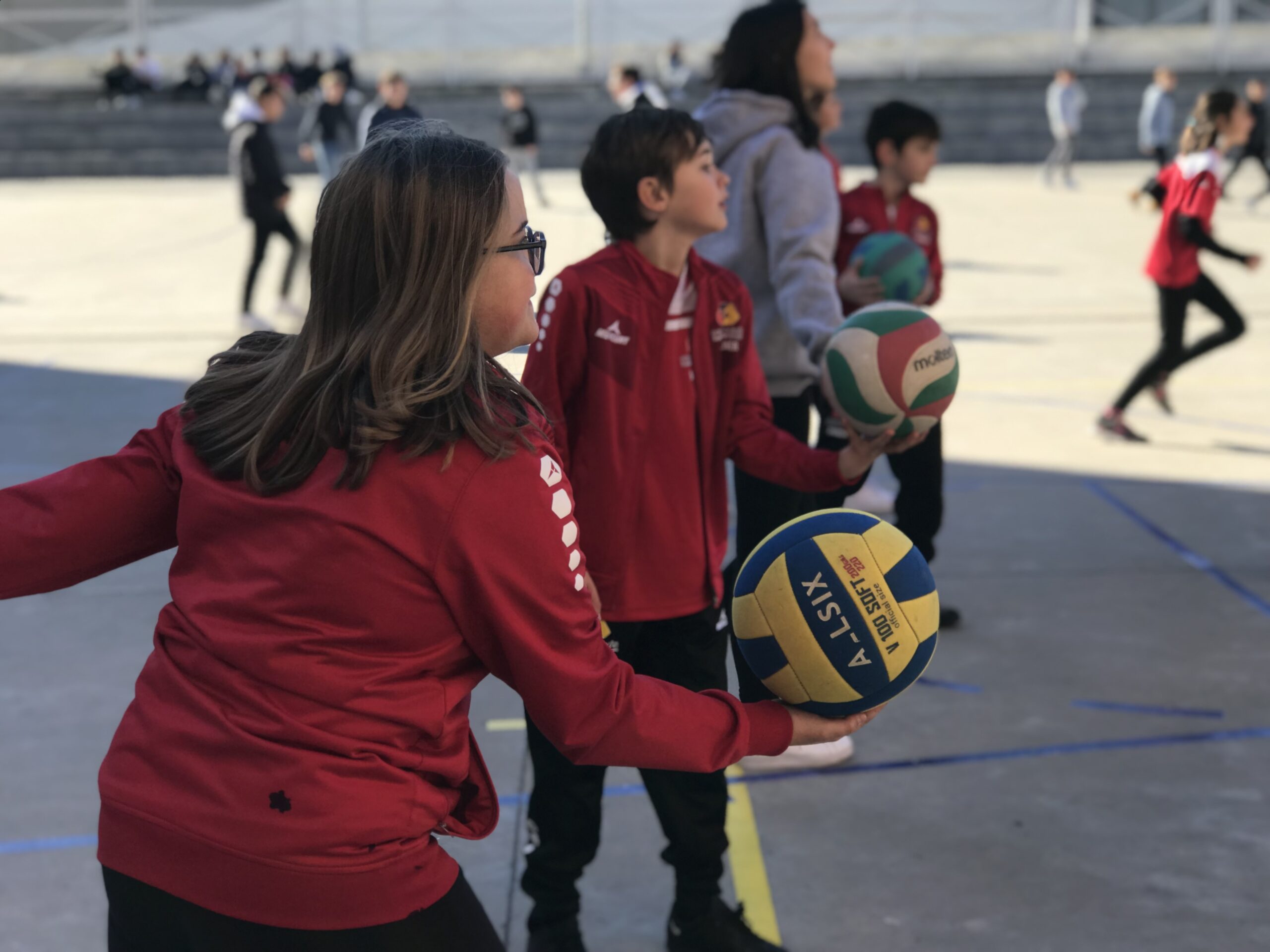 Los alumnos de 6º de Primaria entrenan junto a la Federación Aragonesa de Voleibol