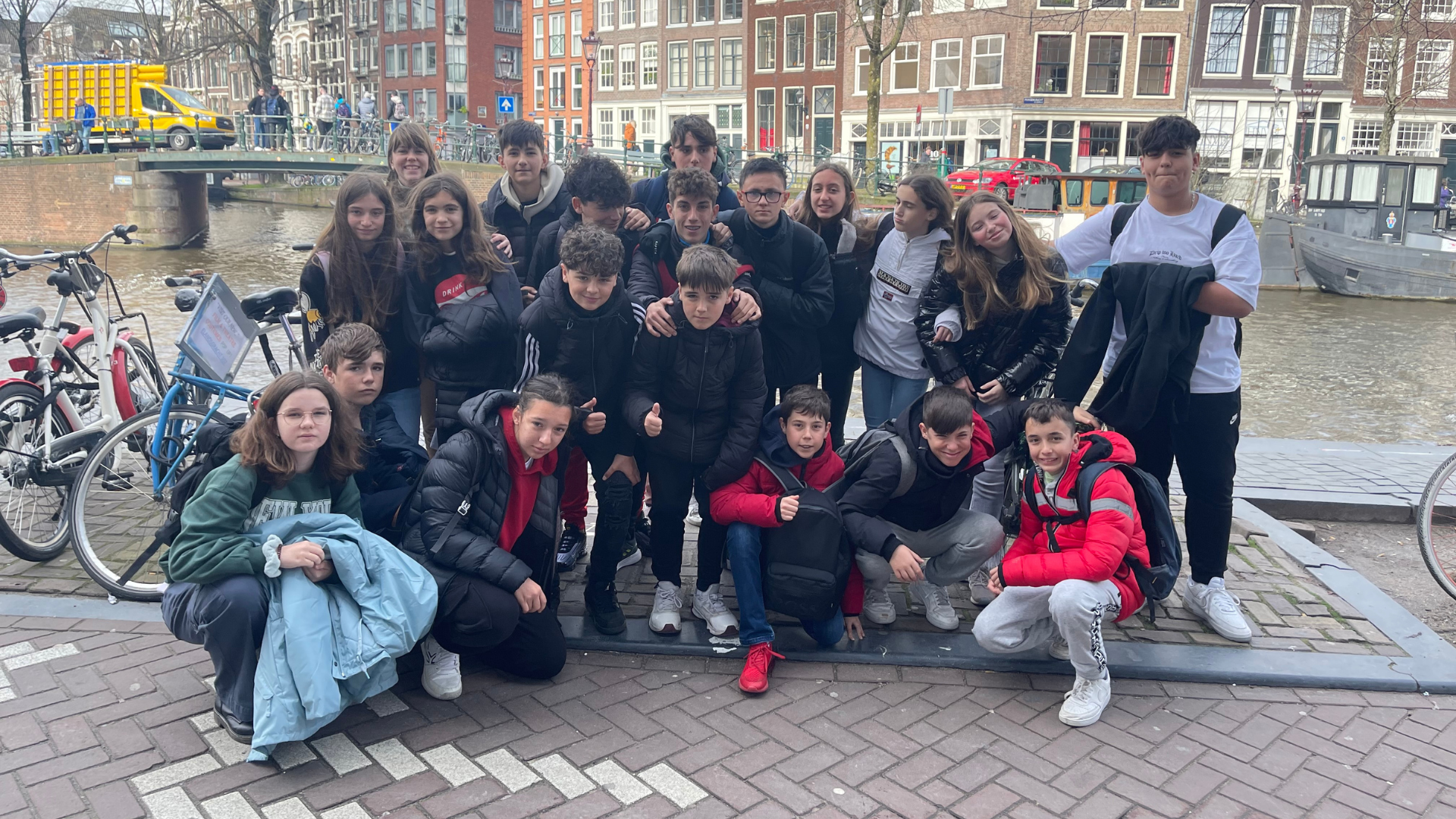 Esta semana nuestros alumnos de 2º ESO han aterrizado en Holanda para vivir una experiencia especial. Durante estos días están disfrutando de su intercambio y nos mandan esta fotografía desde Amsterdam.