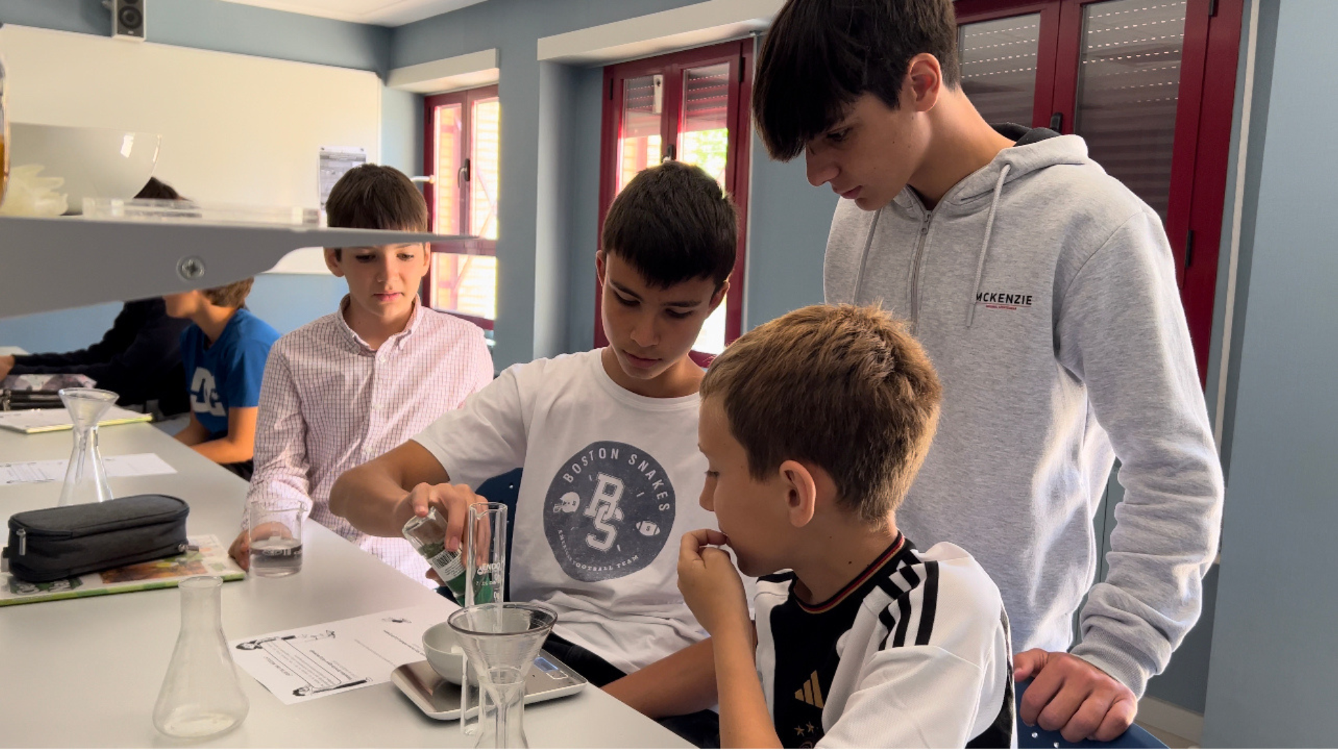 Los alumnos de Primaria y Secundaria del Colegio Aleman de Zaragoza han participado en un taller de ciencia