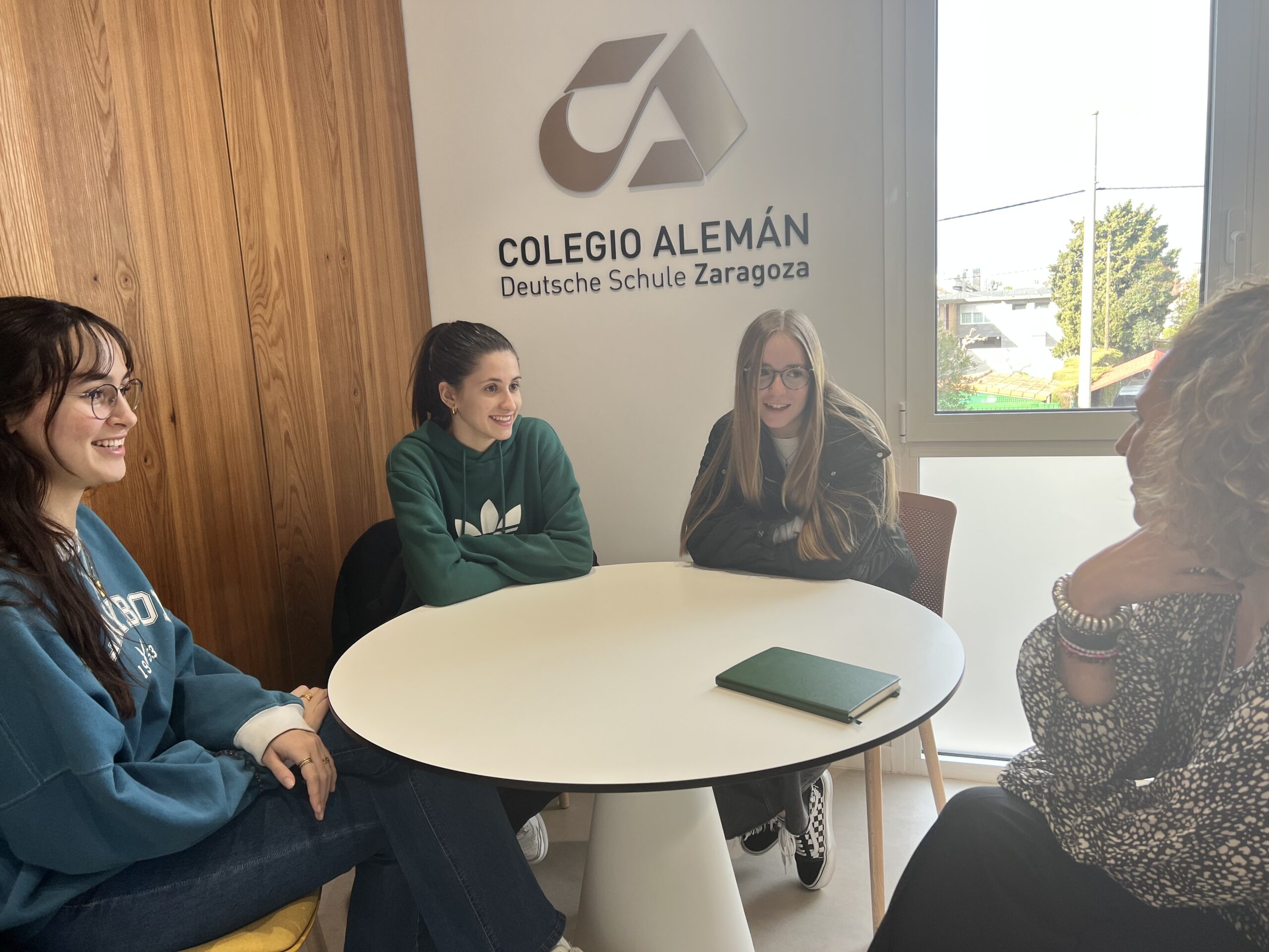 Trabajamos la escucha activa en el Colegio Alemán de Zaragoza: pequeños y mayores visitan el despacho de la Directora