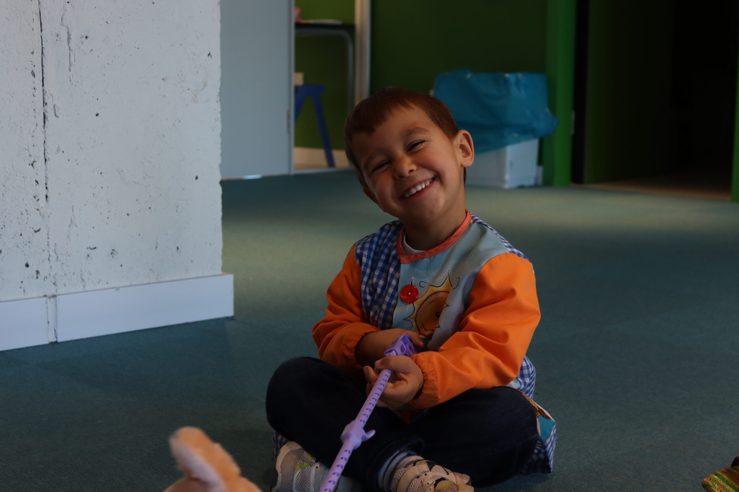 Compañerismo y diversión durante la Spielzeugfest en el Kindergarten del Colegio Alemán